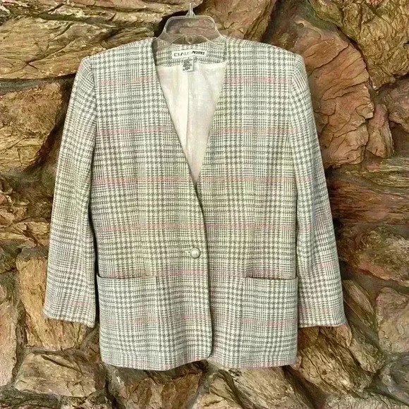 Jackets & Blazers - CHAUS PETITES Vintage Blazer. Women’s Size 8 in Excellent Condition.
